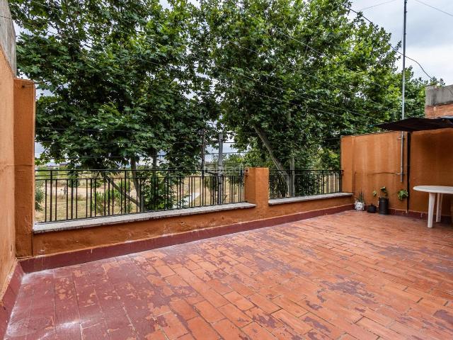 Casa en venta en Sabadell, Ca n'Oriac. Casa con terraza y tres habitaciones en Ca nOriac. Casas.