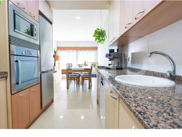 Casa en venta en Sabadell, Can Rull. CASA ESQUINERA SEMINUEVA EN CAN RULL CON GARAJE, 4 HABITACIONES 2 SUITES Y 2 TERRAZAS. Casas.