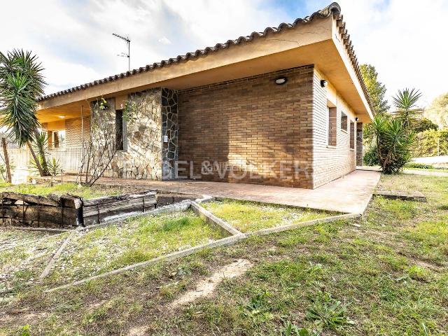 Casa en venta en Sabadell, Castellarnau. Gran casa seminueva y gran terreno en Castellarnau. Casas.