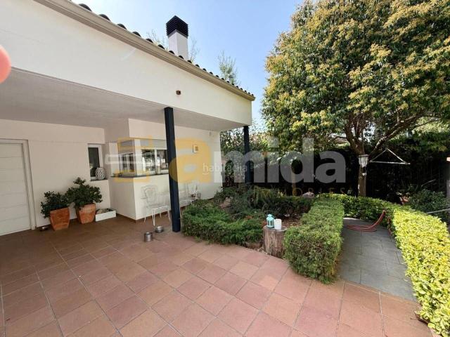 Casa en venta en Sabadell, Castellarnau. MAGNÍFICA CASA CON GARAJE EN CASTELLARNAU. Casas.