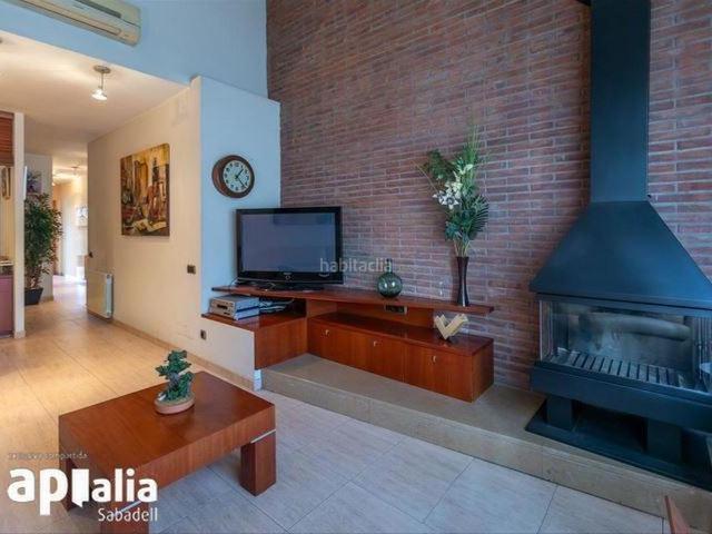 Casa en venta en Sabadell, Centre. Hogar, terraza y local el combo perfecto en el corazón de Sabadell. Casas.