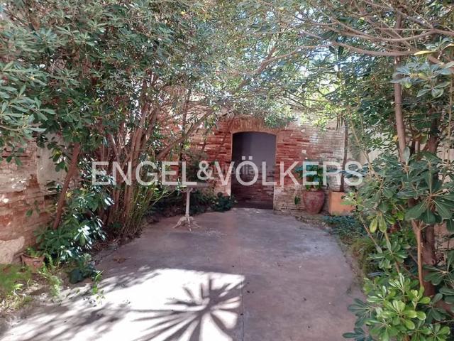 Casa en venta en Sabadell, Centre. LA CASA QUE TODOS BUSCAN EN EL CENTRO GRAN PATIO, ORIENTACIÓN SUR Y TODO EL POTENCIAL. Casas.