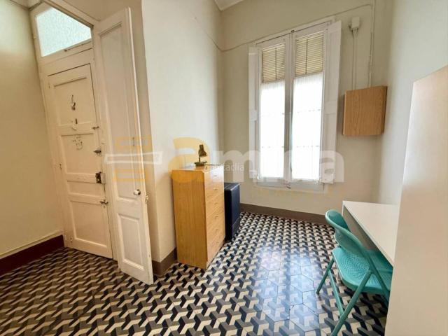 Casa en venta en Sabadell, Covadonga. CASA de 230m en el barrio de Covadonga, con múltiples posibilidades y un gran potencial para adaptarla a tu. Casas.