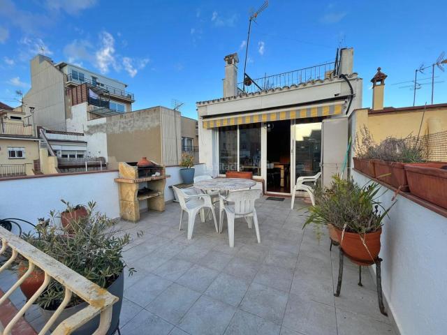 Casa en venta en Sabadell, Covadonga. LUMINOSA CASA DE 5 HABITACIONES CON PATIO Y GARAJE. Casas.