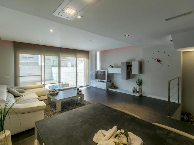 Casa en venta en Sabadell, Creu Alta. MAGNÍFICA CASA DE 5 HABITACIONES EN CREU ALTA CON PISCINA PRIVADA!. Casas.