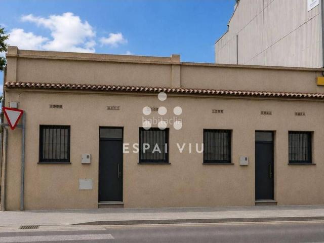 Casa en venta en Sabadell, Els Merinals. Encantadora casa adosada esquinera. Casas.