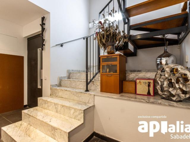 Casa en venta en Sabadell, Gràcia. Exclusiva vivienda con ascensor, terrazas y espacios únicos en Gràcia. Casas.