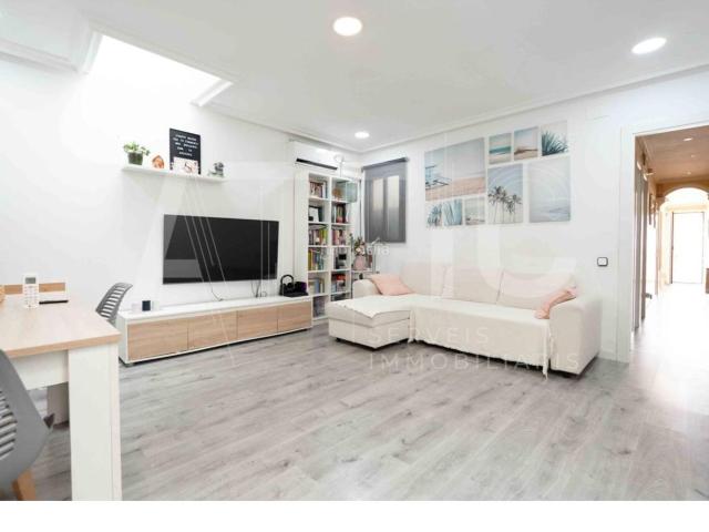 Casa en venta en Sabadell, Torrent del Capellà. OPORTUNIDAD! CASA EN EL TORRENT DEL CAPELLÀ COMPLETAMENTE REFORMARDA DE 4 HABITACIONES, PATIO Y TERRAZA. Casas.