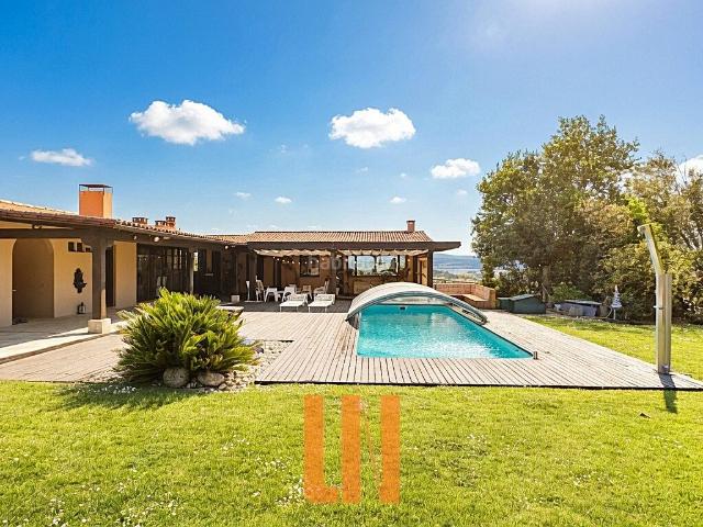 Casa en venta en Sada. Vivienda que destaca por su tranquilidad, su gran privacidad y sus impresionantes vistas despejadas hacia Sada y Miño. Casas.