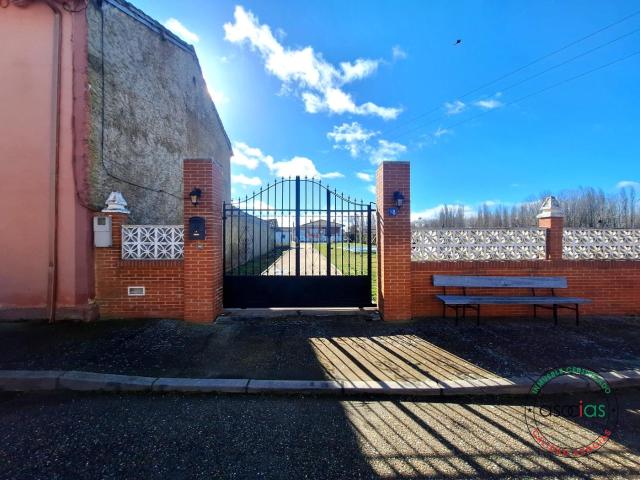 Casa en venta en Sahagún. ? Casa en venta con gran finca y piscina en Galleguillos de Campos. Casas.