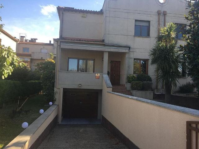 Casa adosada en venta en Salt, de 230 m² 5 habitaciones por 700.000