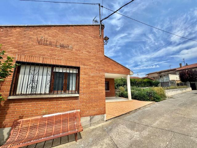 Casa en venta en San Torcuato. Amplio chalet con jardín privado de 201m y vistas a la montaña. Ideal para disfrutar de la tranquilidad. Ven a visitarla!. Casas San.