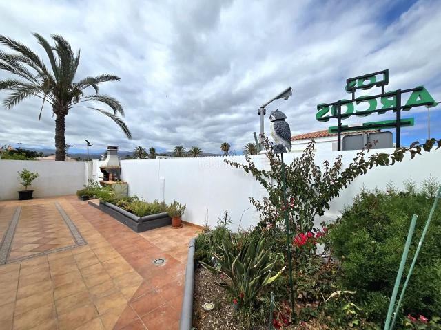 Casa en venta en San Bartolomé de Tirajana, Playa del Inglés. Bungalow en esquina cerca de Yumbo con una gran terraza privada. Casas San Bartolomé de.