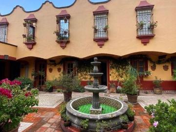 CASA EN VENTA EN SAN BERNABE, ESTILO HACIENDA