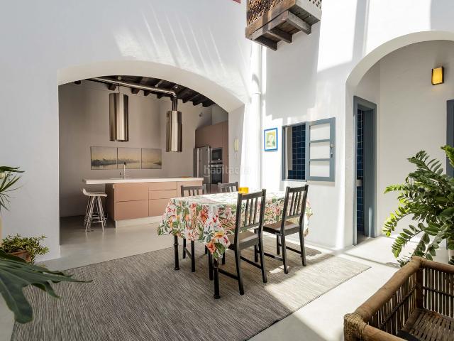 Casa en venta en San Cristóbal de La Laguna, La Laguna. CASA ICÓNICA CON GARAJE Y TRASTERO EN EL CENTRO. Casas San Cristóbal de La.