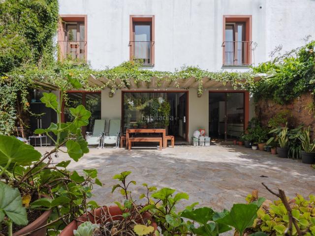 Casa en venta en San Cristóbal de La Laguna, La Laguna. Oasis de lujo en el corazón de La Laguna: Exclusivo chalet adosado con jardín en la calle Nava y Grimón. Casas San Cristóbal de La.