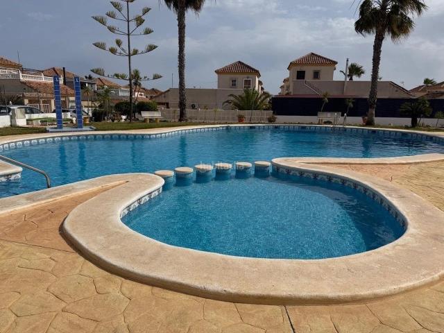 Casa en venta en San Fulgencio. Construida en 2003, esta casa ha sido ampliada y renovada con esmero desde 2022, priorizando la funcionalidad. La planta baja cuen. Casas San.
