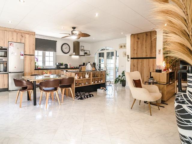 Casa en venta en San Fulgencio. Descubra esta maravillosanbspvilla independiente de estilo andaluz situada en una ubicación privilegiada dentro de la prestigiosa. Casas San.