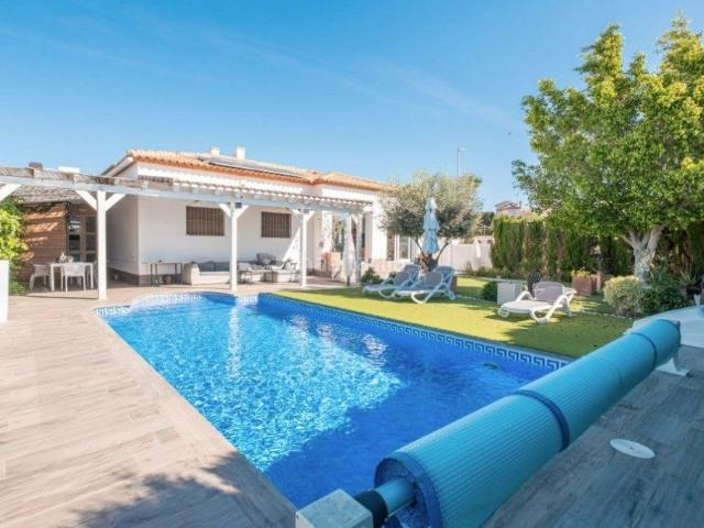 Casa en venta en San Fulgencio. Descubra esta modernanbspvilla independiente reformada situada en una tranquila zona residencial de San Fulgencio, en plena Costa. Casas San.