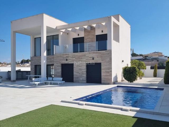 Casa en venta en San Fulgencio. EN VENTA DISPONIBLE PARA ENTREGA INMEDIATATe presentamos una exclusiva villa de lujo en San Fulgencio, ahora disponible para comp. Casas San.