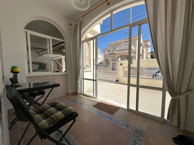 Casa en venta en San Fulgencio. Esta vivienda muy bien cuidada ofrece una combinaciÃn ideal de comodidad, tranquilidad y buena ubicaciÃn. Con aproximadamente 101. Casas San.