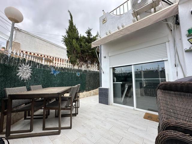 Casa en venta en San Fulgencio. Esta atractiva vivienda tipo quad, situada en la segunda planta, combina comodidad, luminosidad y el autÃntico estilo de vida medi. Casas San.
