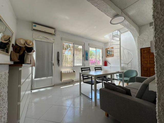 Casa en venta en San Fulgencio. Esta cuidada casa adosada de tres plantas se encuentra en una excelente ubicaciÃn y ofrece una distribuciÃn cÃmoda y funcional. Di. Casas San.