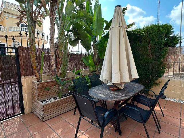 Casa en venta en San Fulgencio. Esta encantadora vivienda se encuentra en una cuidada urbanizaciÃn cerrada y destaca por su autÃntico estilo espaÃol. La comunidad. Casas San.