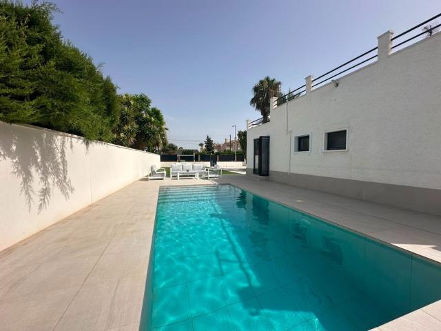 Casa en venta en San Fulgencio. Espectacular Villa Independiente Totalmente Reformada con Piscina Privada Climatizada de 8 x 4 en El Oasis, UrbanizaciÃn La Marina. Casas San.