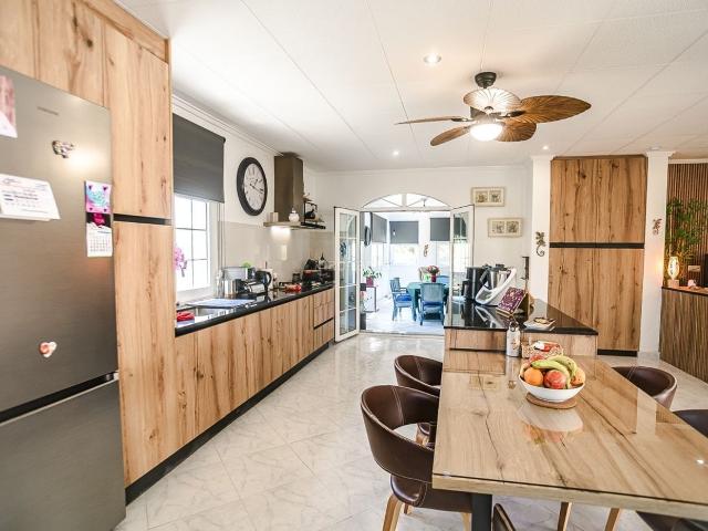 Casa en venta en San Fulgencio. Villa andaluza exclusiva con piscina privada en La Marina, lujo bajo el sol espantildeol. iquestSuentildeas con una elegante villa. Casas San.