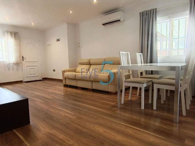Casa en venta en San Fulgencio. Villa modernizada y ampliada de 3 dormitorios estilo Lola, con piscina privada y parcela espaciosa, La Marina! Situada en la codic. Casas San.
