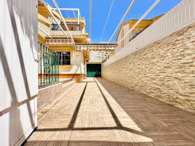 Casa en venta en San Javier, Santiago de La Ribera. Has visto el vídeo? Necesitas el 100?Vivienda esquinacon 3 dormitorios, porche y espacio de cochera!Distribución Porche delantero. Casas San.