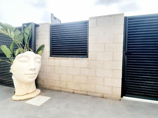 Casa en venta en San Javier, Santiago de La Ribera. Villa espaciosa y bellamente presentada en una zona exclusiva y codiciada de San Javier, con piscina privada, entrada de vehículos. Casas San.