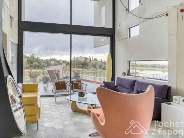 Casa en venta en San Jorge. Chalet de obra nueva con vistas impresionantes al lago. Casas San.