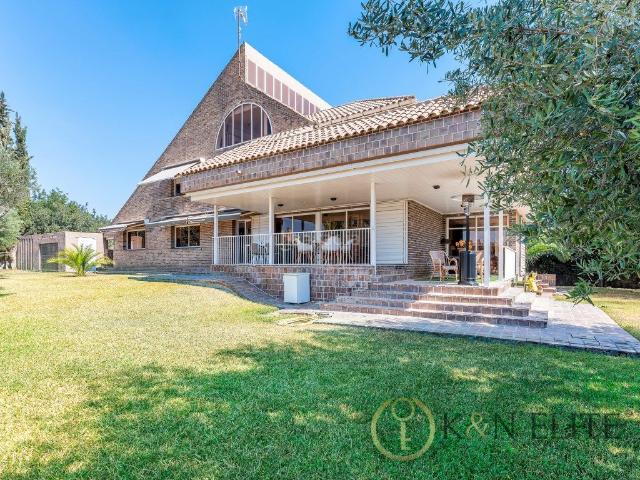 Casa en venta en San Juan de Alicante, Centro. Una Casa Familiar Atemporal. Casas San Juan de.
