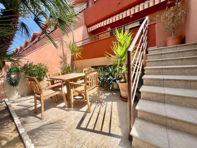 Casa en venta en San Juan de Alicante, Centro. Chalet adosado reformado con 5 dormitorios, terrazas, sótano y garaje. Casas San Juan de.
