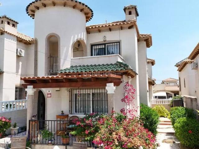 Casa en venta en San Miguel de Salinas. Villa independiente con amplio jardín El Galán, Orihuela Costa. Casas San Miguel de.