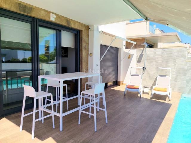 Casa en venta en San Miguel de Salinas. VILLA MODERNA INDEPENDIENTE CON PISCINA PRIVADA, SISTEMA DE ENERGÍA SOLAR Y JACUZZI. Casas San Miguel de.