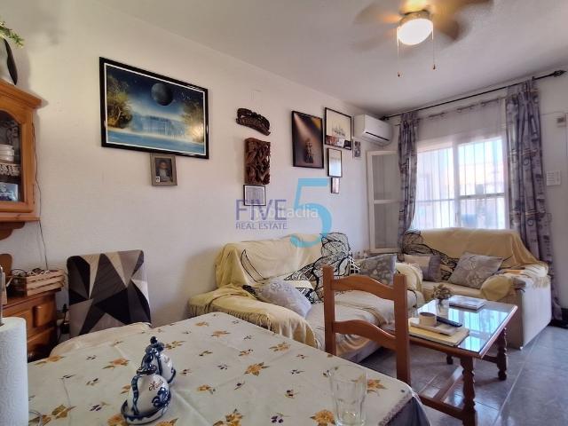 Casa en venta en San Miguel de Salinas. Chalet pareado en esquina con amplia parcela y jardín privado, barbacoa de obra, terrazas acristaladas y solárium panorámico. Disp. Casas San Miguel de.
