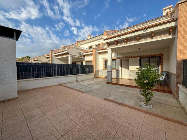 Casa en venta en San Miguel de Salinas. Esta encantadora casa en San Miguel ofrece un estilo de vida cómodo y moderno, con un diseño bien distribuido y completamente amue. Casas San Miguel de.