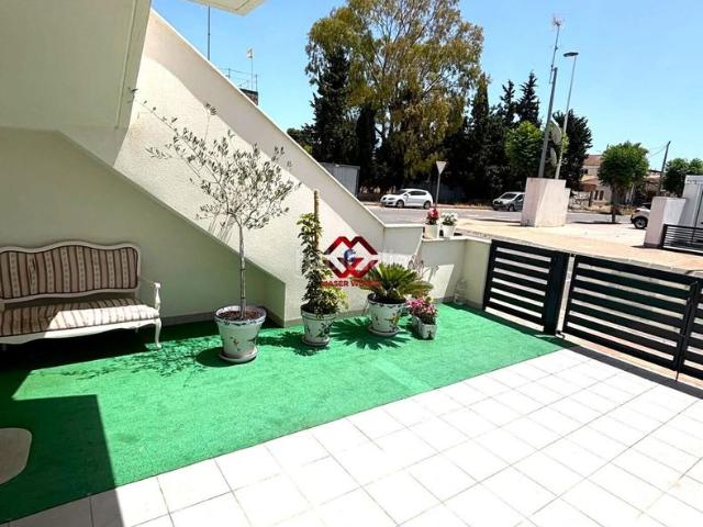 Casa en venta en San Pedro del Pinatar, Lo Pagán. Se vende planta baja con amplia terraza, patio con cocina de verano y piscina cerca del mar. Casas San Pedro del.