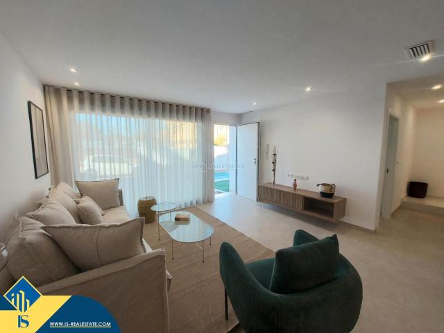 Casa en venta en San Pedro del Pinatar, Los Peñascos El Salero Los Imbernones. Casa reformada con piscina privada, en la provincia de Alicante, en Orihuela Costa. 3 habitaciones 153 m² 1.5.