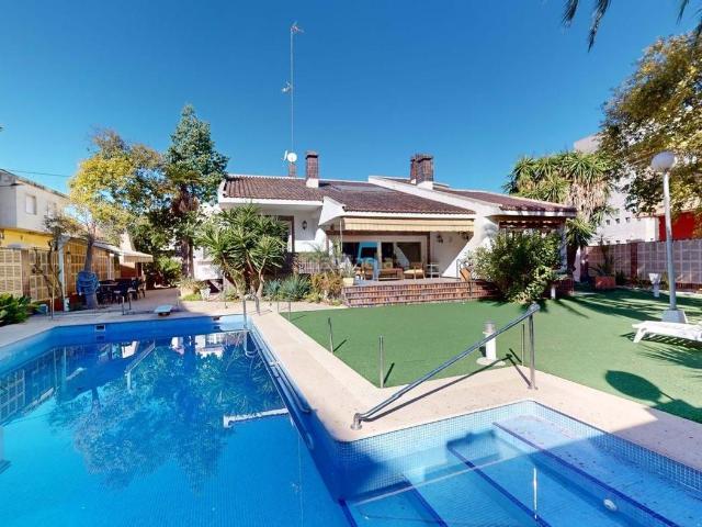 Casa en venta en San Pedro del Pinatar, San Pedro del Pinatar. Esta impresionante propiedad en San Pedro del Pinatar cuenta con una villa principal con 5 dormitorios y 4 baños, además de un edi. Casas.