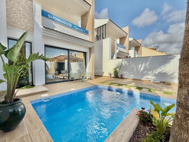 Casa en venta en San Pedro del Pinatar, San Pedro del Pinatar. Has visto el vídeo? Necesitas el 100? Solo quedan 3!Casas tipo villa,nbspindependiente de obra nueva,nbspcon azotea y piscina priv. Casas.