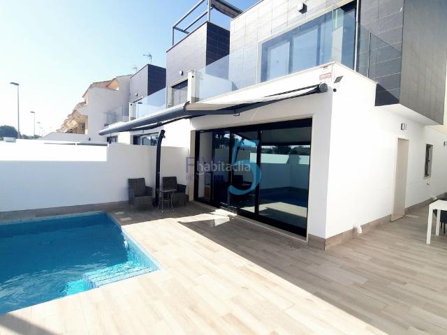 Casa en venta en San Pedro del Pinatar, San Pedro del Pinatar. Una villa independiente súper moderna de 3 dormitorios y 2 baños, orientada al sur, piscina privada y un gran espacio exterior en. Casas.