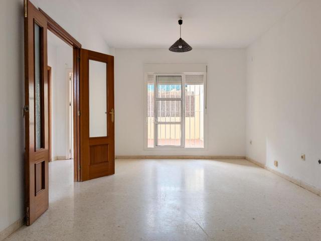 Casa en venta en Sanlúcar la Mayor. Casa pareada de esquina con 193 m2 de patio privado. Casas Sanlúcar la.