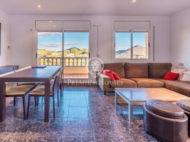Casa en venta en Sant Cebrià de Vallalta. Casa con vistas al mar y licencia turística en Castellar dÍndias. Casas Sant Cebrià de.