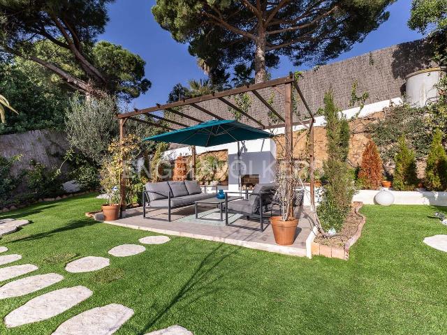 Casa en venta en Sant Cebrià de Vallalta. Casa unifamiliar moderna con impresionantes vistas al mar y paneles solares. Casas Sant Cebrià de.