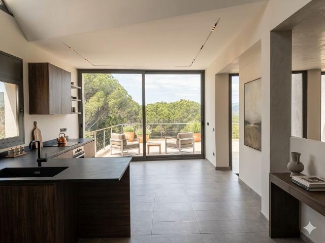 Casa en venta en Sant Cebrià de Vallalta. Gran Oportunidad: Casa Construida con Estructura Sólida y Vistas al Montseny A Rehabilitar. Casas Sant Cebrià de.