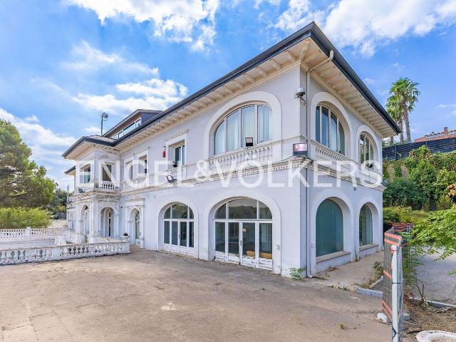 Casa en venta en Sant Cugat del Vallès, Valldoreix. Encanto neoclasico en el corazón de Valldoreix. Casas Sant Cugat del.